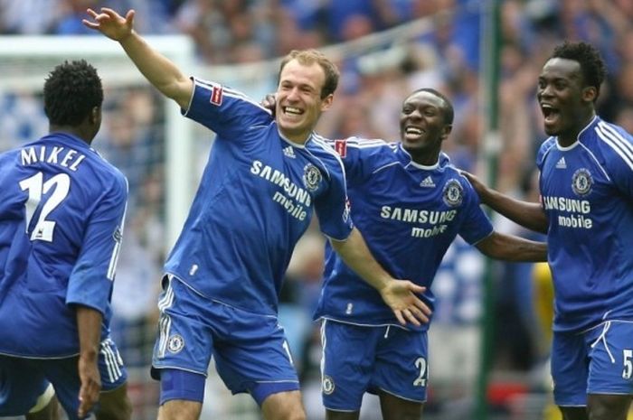 Michael Essien (kanan) bersama rekan-rekannya sewaktu di Chelsea (dari kanan ke kiri), Shaun Wright-Phillips, Arjen Robben, dan John Obi Mikel, merayakan kemenangan tim atas Manchester United pada final Piala FA di Stadion Wembley, London, 19 Mei 2007.