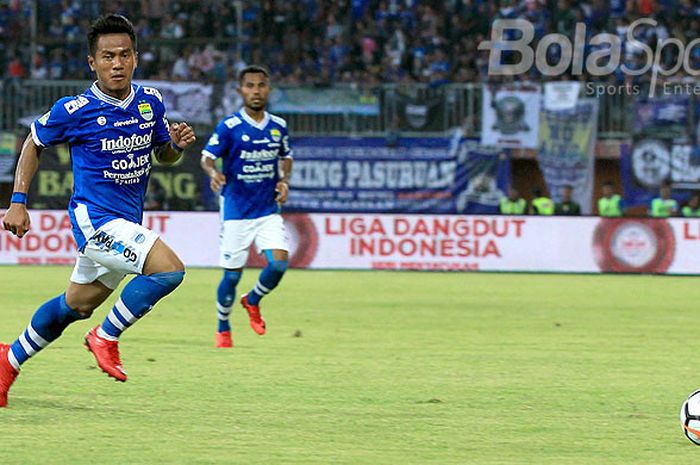  Aksi gelandang Persib Bandung, Ghozali Siregar, saat mengejar bola pada pekan ketujuh Liga 1 2018 m