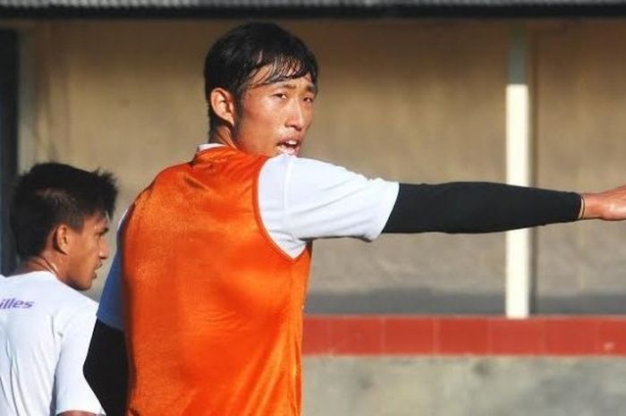 Bek Bali United, Ahn Byung Keon dalam sebuah latihan timnya. Pemain belakang asal Korea akan absen membela timnya akibat cedera saat menantang tuan rumah Barito Putera, Minggu (17/6/2016).