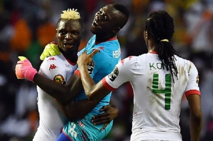 Aristide Bance, Herve Kouakou Koffi, dan Bakary Kone merayakan keberhasilan Burkina Faso menang atas Tunisia pada perempat final Piala Afrika 2017, Sabtu (28/1/2017). 