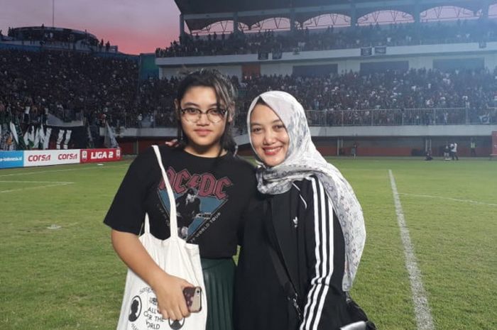 Istri pelatih PSS Sleman Seto Nurdiantoro, Anita Kurniawati (kanan), dan Nafidza Shadrina Nurdiyantara, ikut merayakan kesuksesan Elang Jawa. promosi ke Liga 1 pada musim depan.