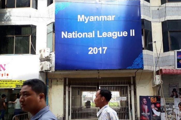 Pintu masuk Stadion Padonmar di Yangon yang jadi arena latihan timnas U-19 Indonesia pada sesi latihan sore, Minggu (10/9/2017).