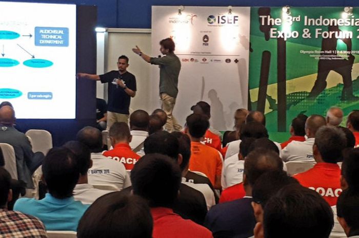 Pelatih timnas U-23 Indonesia, Luis Milla (kanan) menjelaskan materinya saat menjadi pembicara pada Indonesia Sport Expo & Forum di Indonesia Convention Exhibition, Sabtu (5/5/2018).