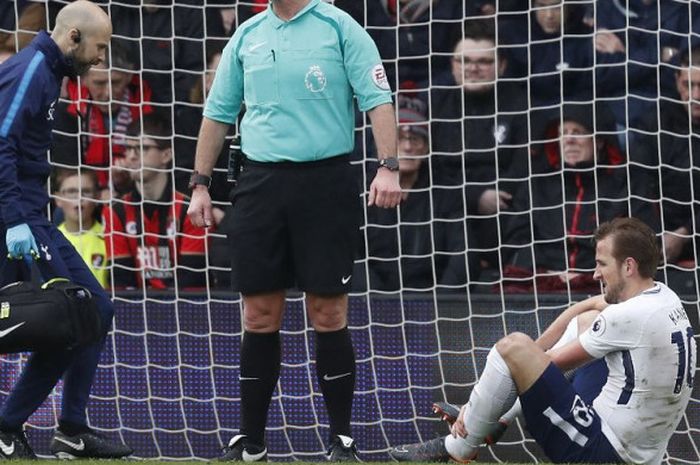 StrikerTottenham Hostpur, Harry Kane, mendapat penanganan medis setelah mengalami cedera pergelangan kaki di laga Liga Inggris melawan Bournemouth di Stadion Vitality, Minggu (11/3/2018) malam WIB.