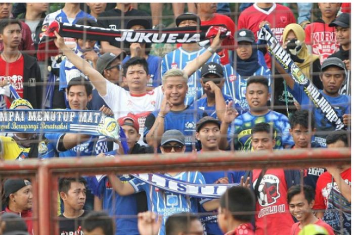 Suporter PSM Makassar berbaur dengan suporter Persiba Balikpapan 