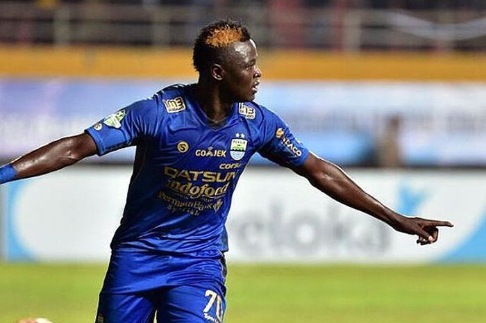Striker Persib Bandung, Ezechiel Ndouassel, melakukan selebrasi seusai mencetak gol ke gawang Sriwijaya FC dalam laga pekan ke-12 Liga 1 di Stadion Gelora Sriwijaya, Palembang, pada Senin (4/9/2017).