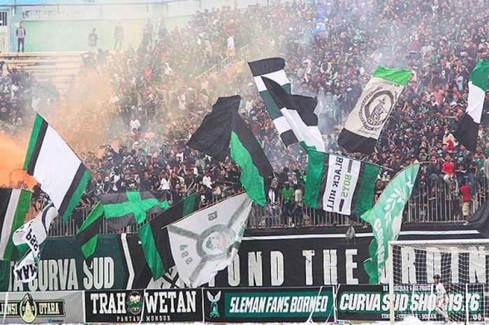 Aksi pendukung PSS Sleman, Brigata Curva Sud (BCS), saat timnya menjamu Kalteng Putra di Stadion Maguwoharjo pada Minggu (6/11/2016) sore. 