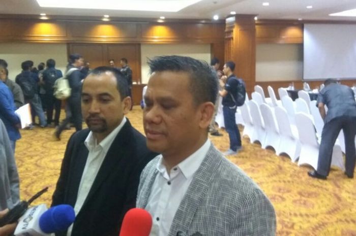  CEO dan Dirut PT LIB, Risha Adi Wijaya (kiri) dan Berlinton Siahaan, menjawab pertanyaan wartawan seusai menggelar Manager Meeting, di Hotel Sultan, Jakarta, Kamis (15/3/2018). 