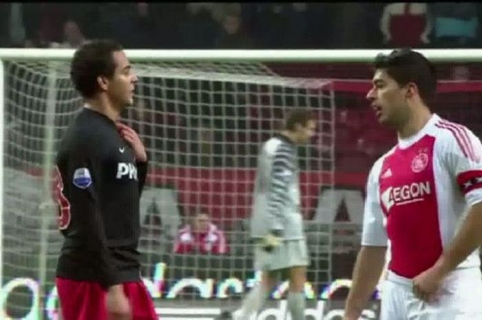 Winger PSV Eindhoven Otman Bakkal memegang lehernya yang digigit penyerang Ajax Amsterdam, Luis Suarez.