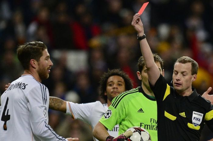Kapten Real Madrid, Sergio Ramos, mendapatkan kartu merah di pertandingan melawan FC Barcelona di Stadion Santiago Bernabeu pada 24 Maret 2017.
