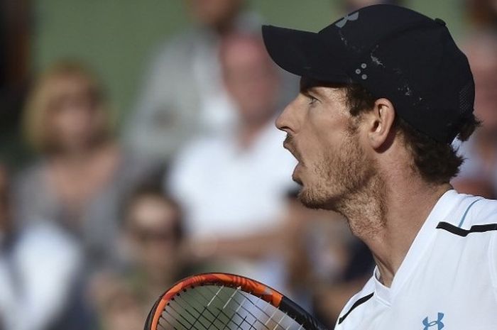 Petenis Inggris Raya, Andy Murray, melakukan selebrasi seusai memenangi laga perempat final Prancis Terbuka 2017 kontra Kei Nishikori (Jepang) di Roland Garros, Paris, Rabu (7/6/2017).