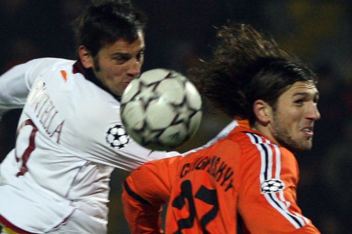 Dmitro Chygrynskiy (kanan) saat membela Shakhtar Donetsk dalam partai Liga Champions kontra AS Roma pada 22 November 2006