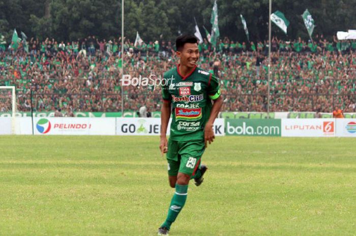 Pemain PSMS Medan, Suhandi, merayakan gol ke gawang Persija Jakarta, pada laga Liga 1 2018 di Stadion Teladan, Medan, Jumat (6/4/2018).