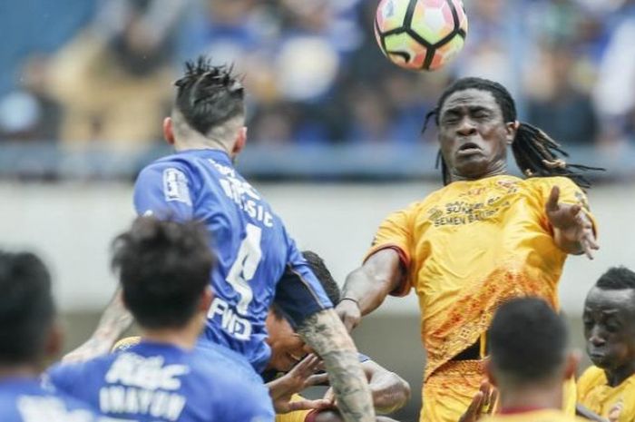 Lelucon mantan pemain Persipura Jayapura, Bio Paulin, soal Pemilu 2024 membawa-bawa mantan pemain Persib Bandung, Abanda Herman.