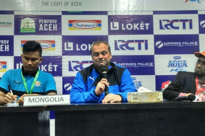 Ekspresi pelatih timnas Mongolia, Michael Weiss (tengah), pada sesi jumpa pers pasca-laga kontra Indonesia dalam Aceh World Solidarity Cup 2017 di Stadion Harapan Bangsa, Banda Aceh, Senin (4/12/2017).