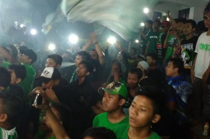 Ratusan Bonek menggelar aksi di mes Persebaya Surabaya beberapa waktu lalu.