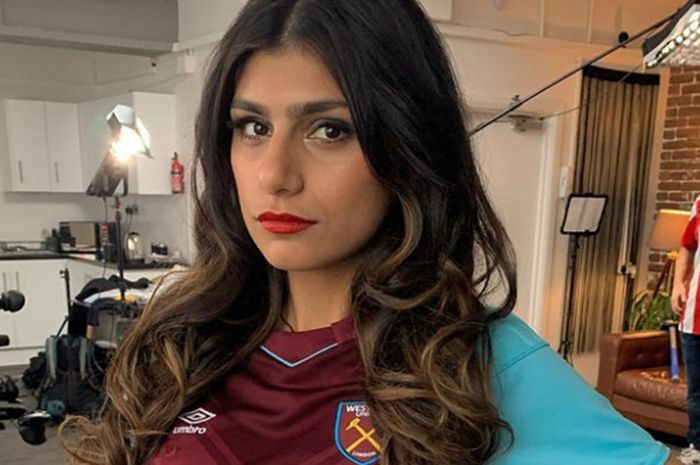 Mia Khalifa saat menjalani sesi wawancara terkait dukungannya terhadap salah satu kontestan Liga Inggris, West Ham United.