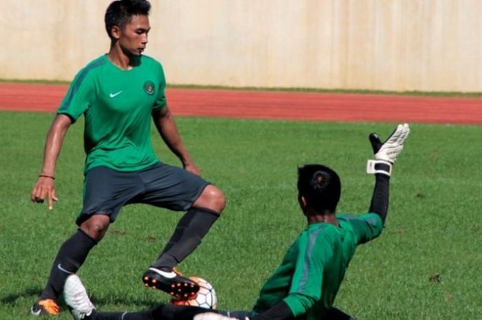 Bek muda potensial Bagas Adi Nugroho (kiri) dalam sesi latihan bersama timnas U-19 di Stadion UNY. 