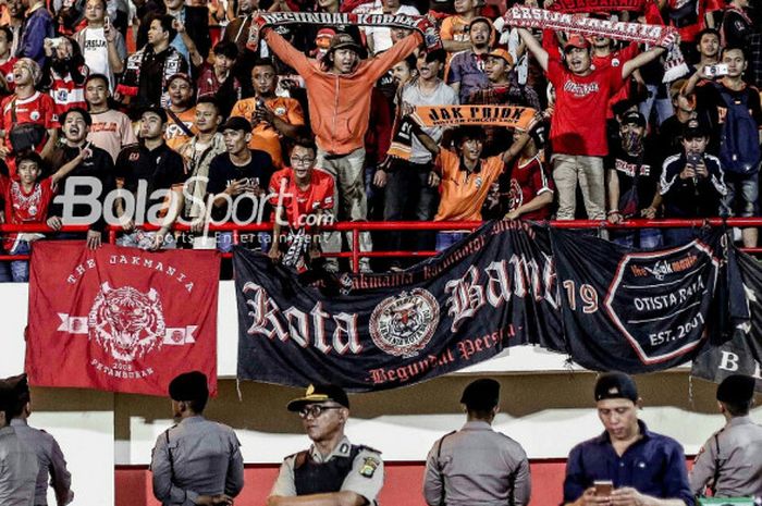   The Jakmania mendukung Persija Jakarta melawan Persib Bandung di Stadion PTIK, Jakarta, Sabtu (30/
