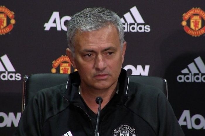 Jose Mourinho berbicara kepada media saat diperkenalkan sebagai manajer anyar Manchester United pada Selasa (5/7/2016). 