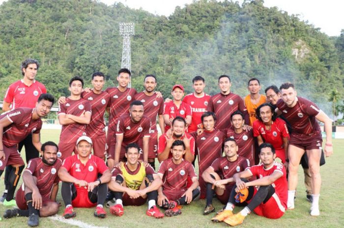 Skuat Persija Jakarta berpose di Stadion Marora, Serui, Senin (2/7/2018).