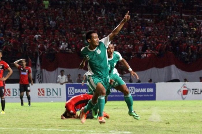 Selebrasi Legimin Rahardjo saat mencetak gol penentu juara Piala Kemerdekaan 2015 lalu. Di musim kompetisi Divisi Utama tahun 2017 mereka akan ditangani Mahruzar Nasution
