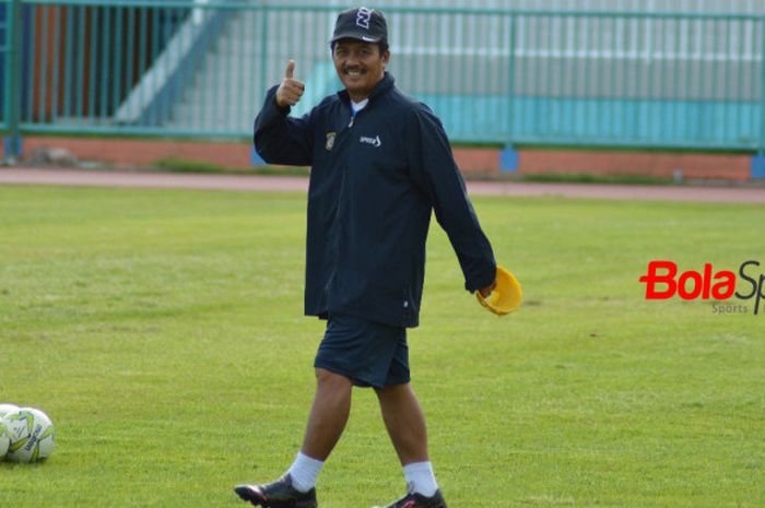 Pelatih PSCS, Jaya Hartono dalam sesi latihan uji lapangan sebelum laga final Liga 3 2018 kontra Persik Kediri di Stadion Wijayakusuma, Kabupaten Cilacap, 29 Desember 2019. 