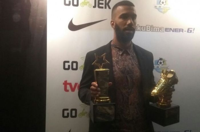  Sylvano Comvalius memamerkan piagam top scorer dan best XI Liga 1 musim 2017 di Hotel Mulia, Jakart
