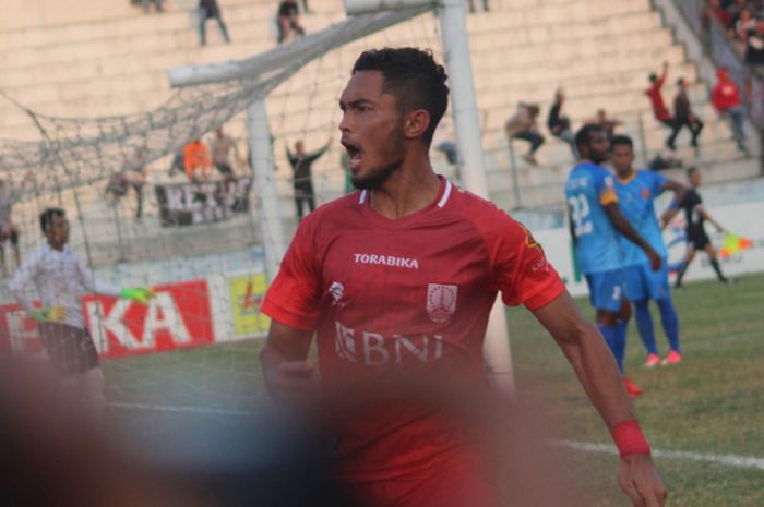 Striker Persis Solo, Ikhwan Azka Fauzi, saat selebrasi seusai menceploskan gol ke gawang Persiraja Banda Aceh di Stadion Wilis, Madiun, Sabtu (8/9/2018) sore WIB