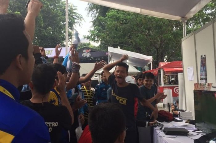 Suasana di booth kompetisi playstation di ZINC  BOLA Sports Race 2016 di Parkir Selatan Taman Mini Indonesia Indah (TMII), Minggu (27/11/2016).