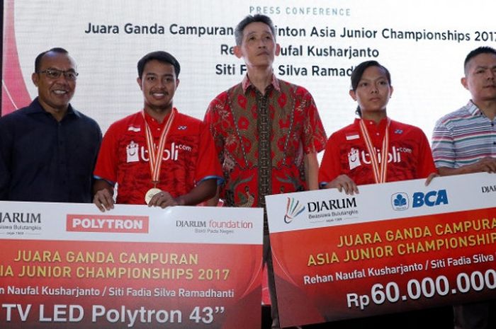 asangan ganda campuran Indonesia, Rehan Naufal Kusharjanto/Siti Fadia Silva Ramadhanti,bepose dengan orangtua masing-masing dan Fung Permadi (Manajer PB Djarum) dalam acara pemberian bonus secara simbolis sebagai juara pada Kejuaraan Asia Junior 2017 di Jakarta, Selasa (15/8/2017).