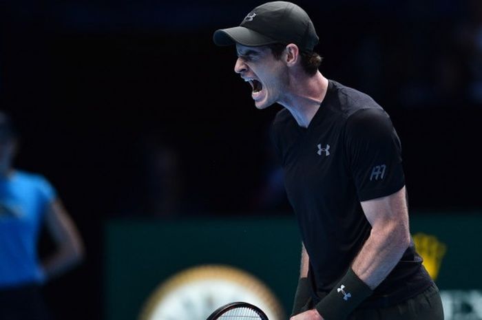 Petenis Inggris Raya, Andy Murray, bereaksi saat menjalani pertandingan melawan Kei Nishikori (Jepang) pada babak penyisihan turnamen ATP World Tour Finals di O2 Arena, London, Inggris, Rabu (16/11/2016). Murray menang 6-7, 6-4, 6-4.