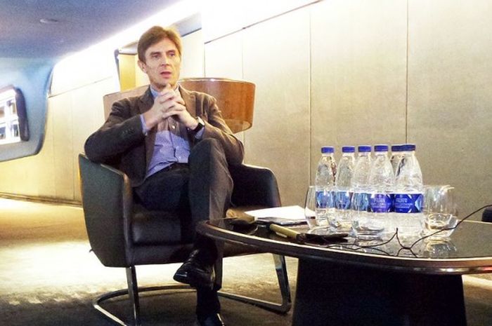 Frederic Longuepee ketika berdiskusi dengan peserta PSG Media Tour di lounge roof top Stadion Parc des Princes, Jumat (21/10).