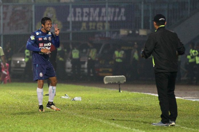 Bintang Arema FC Arif Suyono merayakan gol keduanya ke gawang Semen Padang di Stadion Kanjuruhan, Kabupaten Malang, Sabtu (4/11/2017).