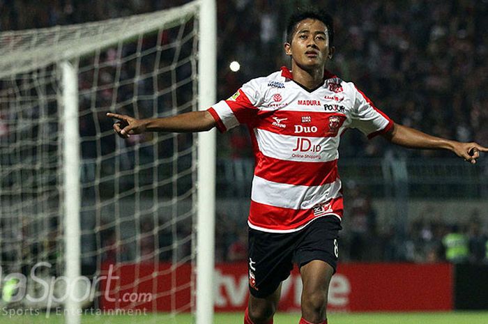 Gelandang Madura United, Bayu Gatra, melakukan selebrasi seusai mencetak gol ke gawang Persegres Gresik dalam laga pekan ke-9 Liga 1 di Stadion Gelora Bangkalan, Jawa Timur, Kamis (01/06/2017) malam.