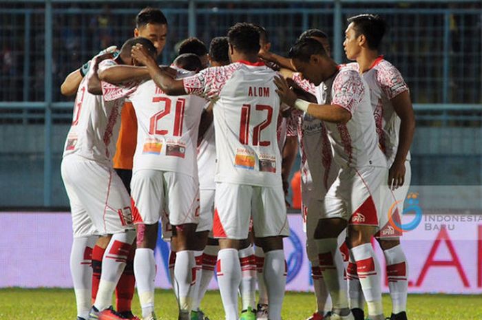 Skuat Persipura Jayapura jelang laga melawan Arema FC di Stadion Kanjuruhan, Malang.