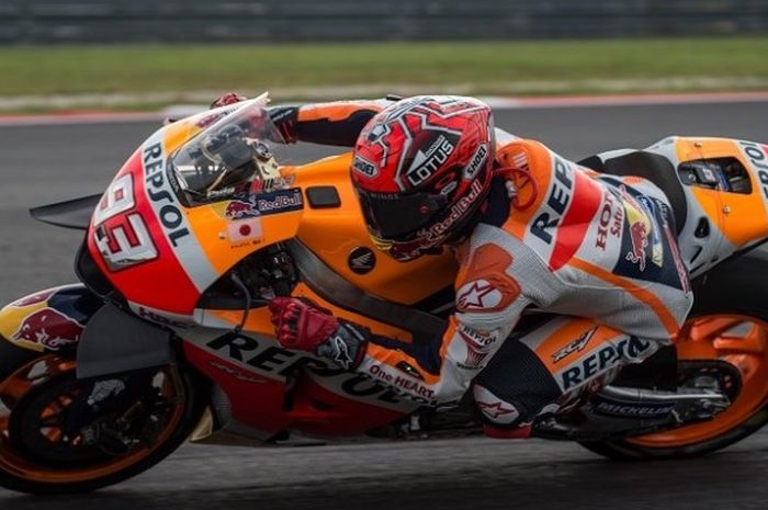 Pebalap Repsol Honda, Marc Marquez, sedang memacu motornya di lintasan saat sedang menjalani sesi latihan bebas ketiga GP Malaysia di Sirkuit Sepang, Sabtu (29/10/2016).