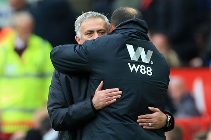 Pelatih Manchester United, Jose Mourinho (kiri), memeluk pelatih Wolverhampton Wanderers, Nuno Espirito Santo, seusai laga Liga Inggris di Stadion Old Trafford, Manchester, Inggris pada 22 September 2018.