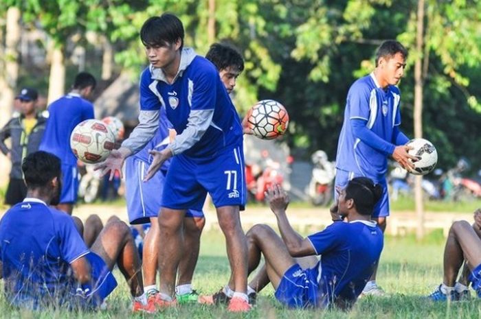  Juan Revi (77) bersama pemain Arema Cronus akan melakoni TC di Batu pada 9-16 Februari sebelum ikut Bali Island Cup 2016.