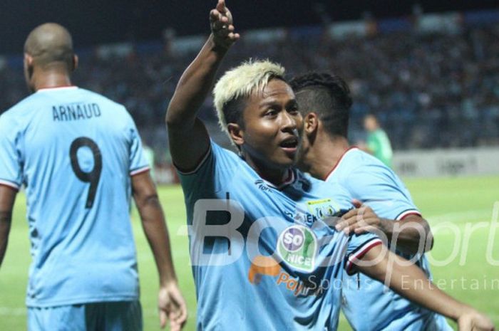 Pemain Persela Lamongan, Fahmi Al-Ayyubi, merayakan golnya ke gawang PSMS Medan pada laga Liga 1 2018 di Stadion Surajaya, Lamongan, 29 April 2018.