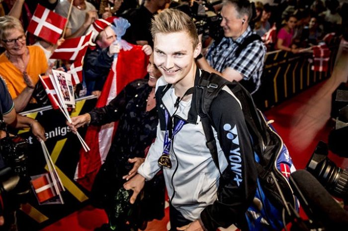 Pebulu tangkis tunggal putra Denmark, Viktor Axelsen, berpose saat penyambutan sebagai Juara Dunia 2017 di Bandara Kopenhagen, Senin (28/8/2017).