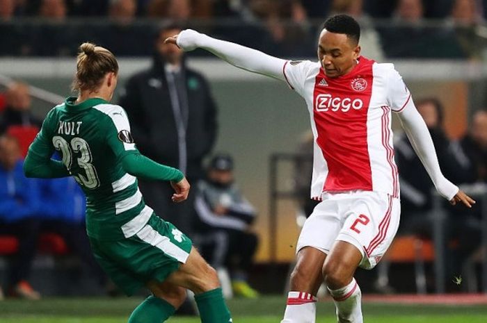 Bek Ajax Amsterdam, Kenny tete, dalam laga kontra Panathinaikos di Asmetrdam Arena,  24 November 2016