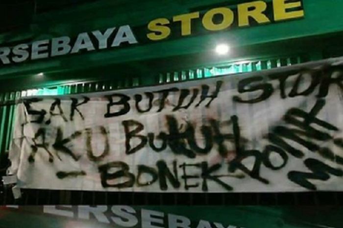  Spanduk kekesalan Bonek kepada  manajemen klub yang hanya mementingkan sisi bisnis ketimbang prestasi. 