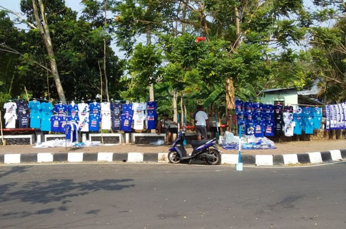 Pada pedagang mulai menjual atribut PSIS Semarang di Stadion Moch. Soebroto, Magelang, jelang laga kontra PSM Makassar, Senin (30/7/2018).