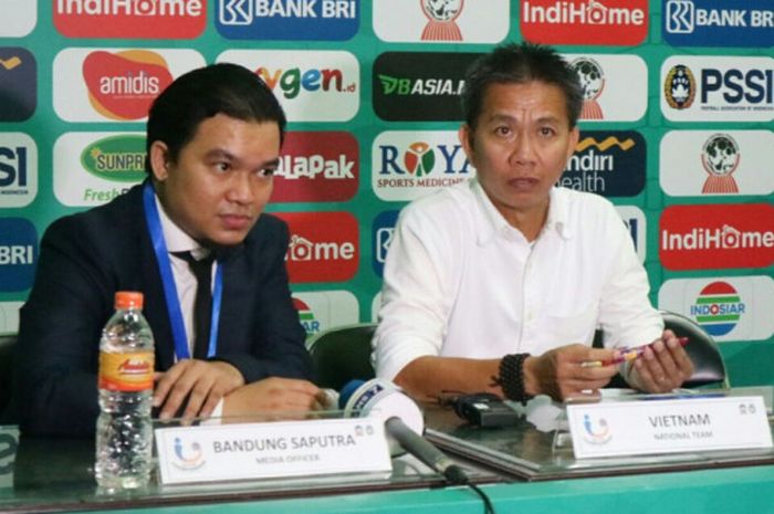 Pelatih timnas U-19 Vietnam, Hoang Anh Tuan, saat konferensi pers usai laga melawan timnas U-19 Indonesia dalam ajang Piala AFF U-19 di Stadion Gelora Delta, Sabtu (7/7/2018).