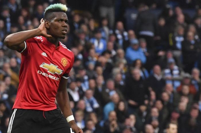 Gelandang Manchester United, Paul Pogba, merayakan gol ke gawang Manchester City di ajang Liga Inggris di Stadion Etihad, Manchester, Sabtu (7/4/2018).