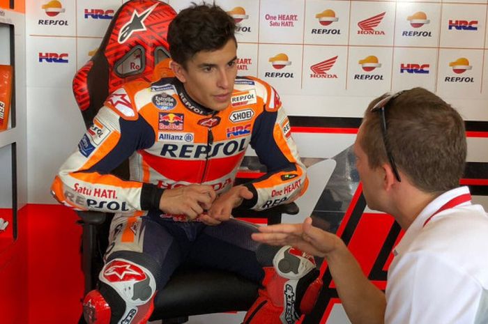 Marc Marquez (kiri) saat berdiskusi dengan salah satu kur tim Repsol Honda dalam sesi tes tengah musim MotoGP 2018 yang digelar di Automotodrom Brno, Senin (6/8/2018).
