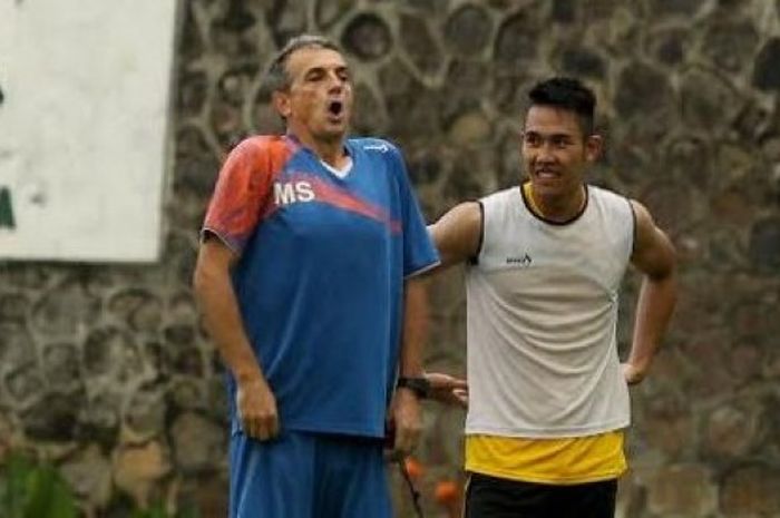 Pelatih Arema, Milomir Seslija (kiri) bersama bek muda Ryuji Utomo dalam sebuah sesi latihan skuat Singo Edan di Lapangan Agrowisata, Kota Batu. 