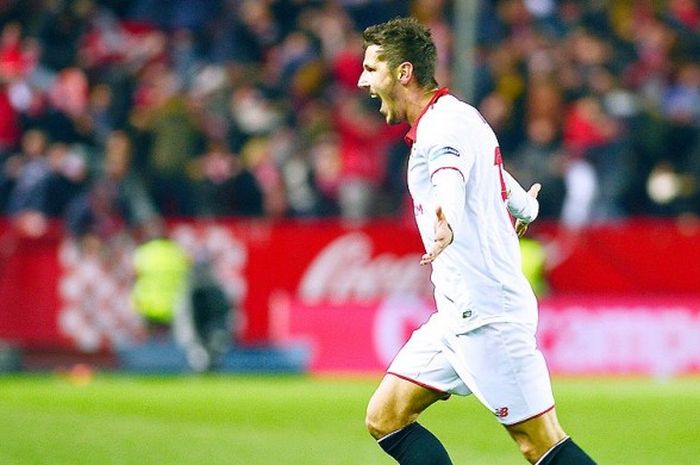 Striker Sevilla, Stevan Jovetic, melakukan selebrasi usai mencetak gol kemenangan timnya atas Real Madrid dalam laga lanjutan La Liga 2016-2017 di Stadion Ramon Sanchez Pizjuan, Sevilla, pada 15 Januari 2017.