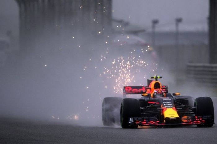 Pebalap Formula 1 (F1) yang membela tim Red Bull Racing, Max Verstappen, memacu mobilnya saat menjalani sesi latihan bebas kesatu (free practice/FP 1) GP China di Sirkuit Shanghai Internasional, Shanghai, Jumat (7/4/2017). Verstappen mencatat waktu putaran tercepat pada sesi ini.